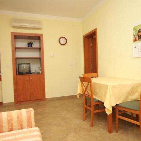 Apartments With A Parking Space Mali Losinj Exterior photo