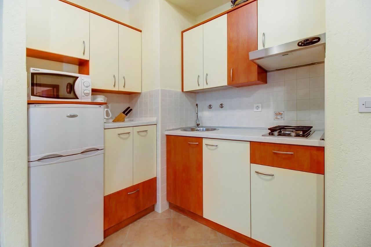 Apartments With A Parking Space Mali Losinj Exterior photo
