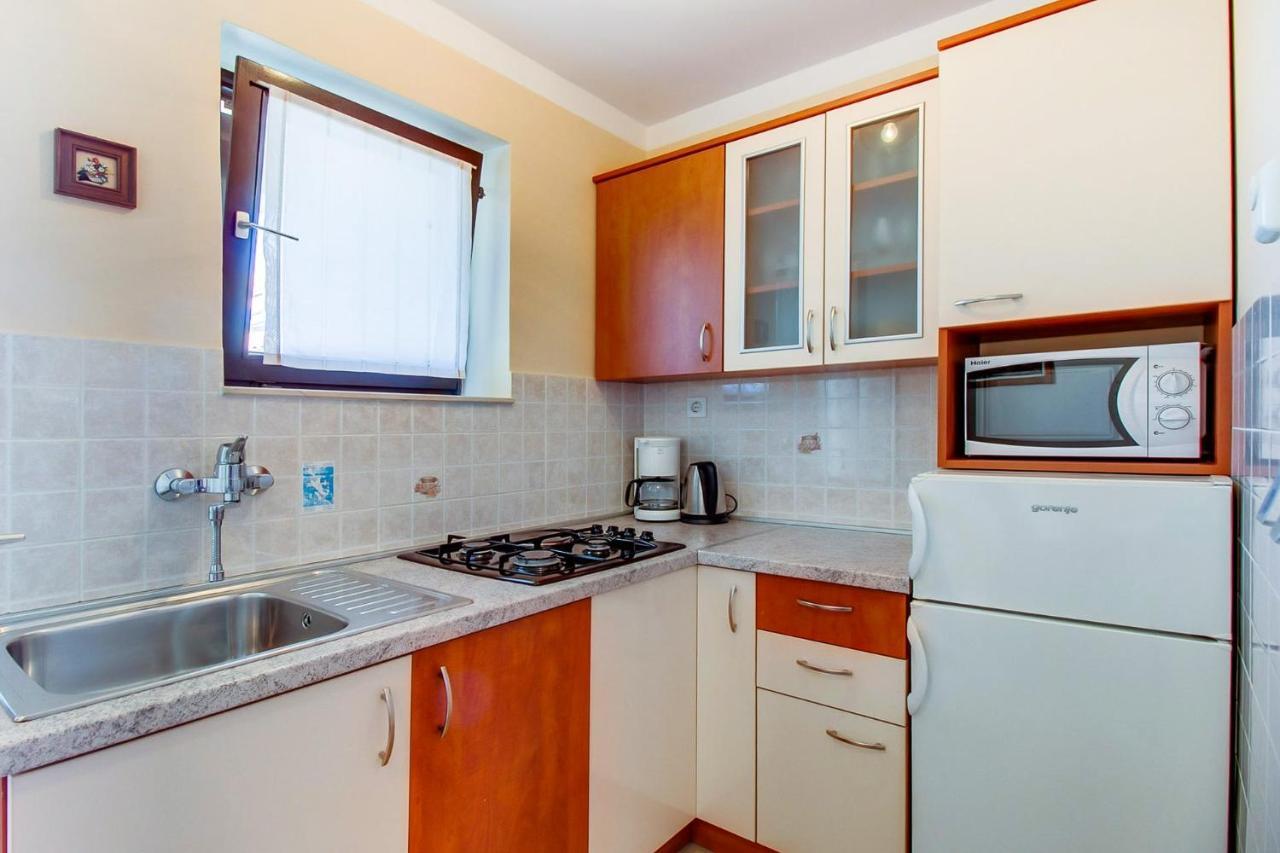 Apartments With A Parking Space Mali Losinj Exterior photo