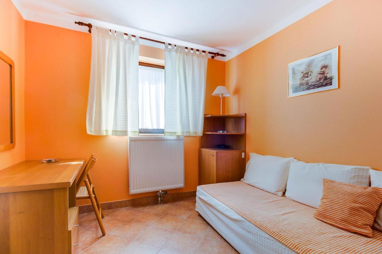 Apartments With A Parking Space Mali Losinj Exterior photo