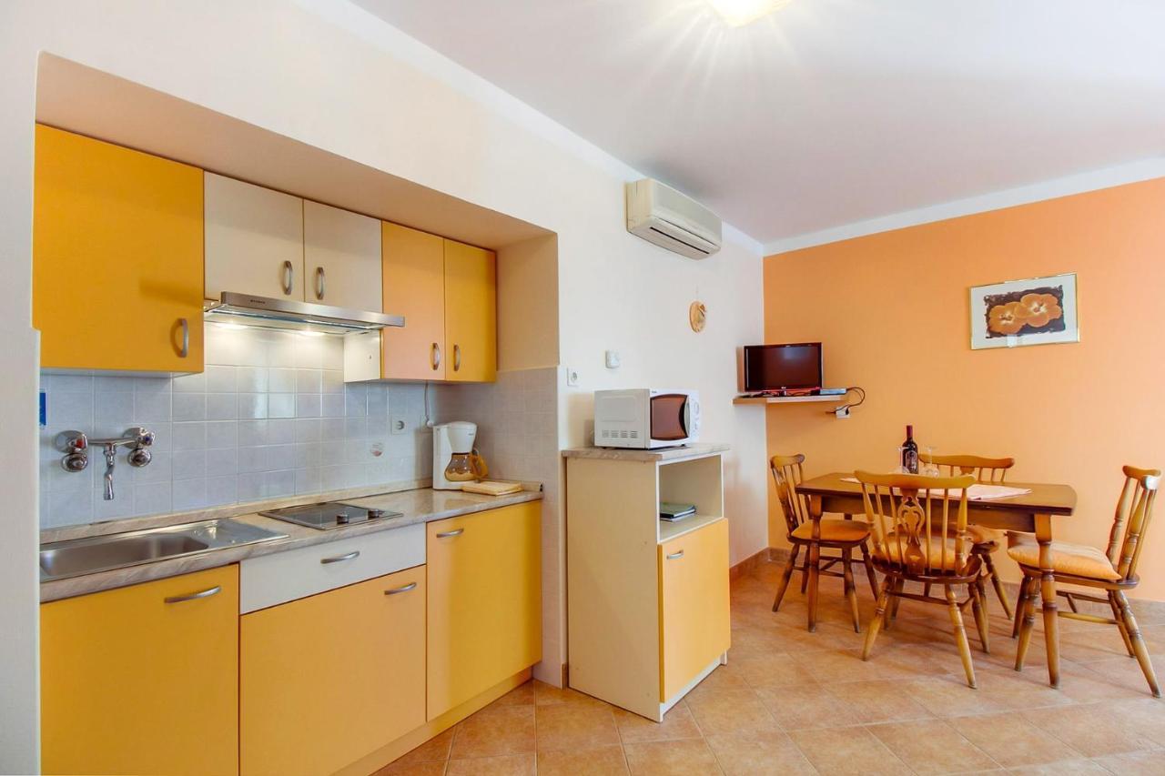 Apartments With A Parking Space Mali Losinj Exterior photo